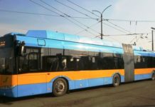 Шофьорът на тролея, отвлякъл две момичета, се размина с предупреждение за уволнение