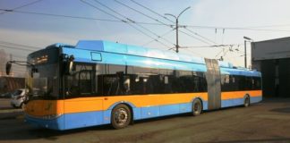 Шофьор на тролейбус напада и обижда пътници