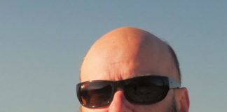 Докато в България партиите им мият паметниците…