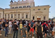 Протестиращи нападнаха журналистка пред парламента