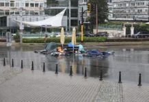 Бурята удари блокадите на „Орлов мост“ и СУ, събори палатки