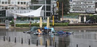 Бурята удари блокадите на „Орлов мост“ и СУ, събори палатки