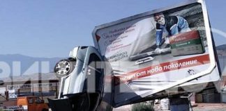 19-годишен се заби с джипа си в билборд край Сандански