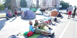 Циркът, който се разиграва пред очите ни, е банална конфекция на „народен бунт“