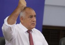 Пак манипулация във фейсбук: Снимка на Борисов с вдигнат юмрук. Внушението: не е само Радев /видео/