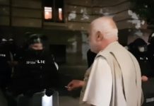 Син на дърт комунист, издигнал паметник приживе на Тодор Живков, с фас в ръка назидава български полицаи