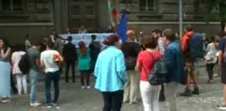 30-ина протестиращи блокираха входа на ЦИК