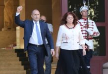 Подведохте се по един вдигнат юмрук и по отровните лъжи на едни платени некадърници