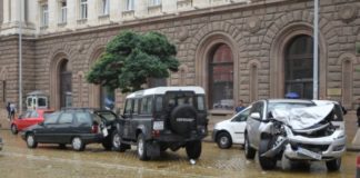 Три коли се удариха във верижна катастрофа пред президентството