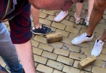 Не може всеки да протестира. Ако не е красив, няма право