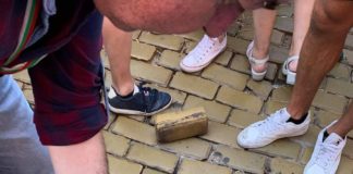 Не може всеки да протестира. Ако не е красив, няма право