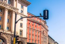 Дали ще се научите някога, че знамето не се оставя на земята