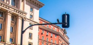 Дали ще се научите някога, че знамето не се оставя на земята