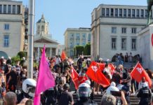 И в Брюксел протестират, но поне откровено си развяват червените байраци