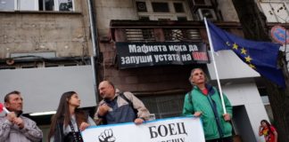 Да се протестира пред сградата на частна медия си е чиста глупост