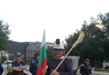 Ей това е мъж – като няма яйца да спечели избори, ще взема власт, като замеря с яйца женичките