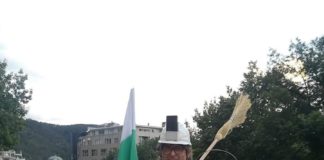 Ей това е мъж – като няма яйца да спечели избори, ще взема власт, като замеря с яйца женичките