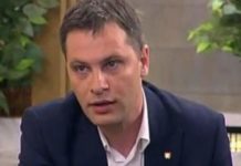 Кацаров не спазва собствените си заповеди, ходи без маска в НС