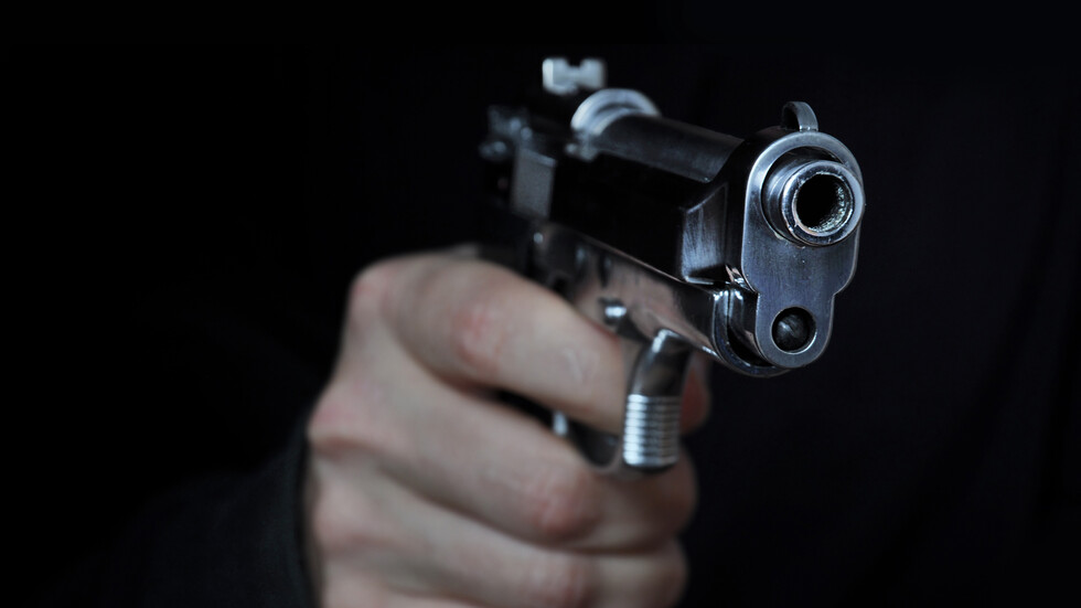 Мъж с турско и британско гражданство е насочил зареден пистолет