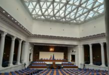 Депутатите от ГЕРБ и ОП напуснаха залата преди речта на Радев, той обяви улицата за парламент