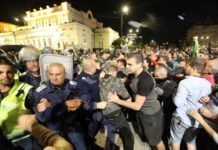 Полицай е бил ударен с камък в главата на протеста снощи /видео/