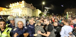 Полицай е бил ударен с камък в главата на протеста снощи /видео/