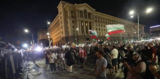 Двама полицаи с черепно-мозъчни травми след снощната атака с бомби в стъклени бутилки