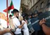 Протестиращи се опитаха да обърнат полицейски бусове край парламента