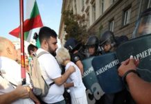 Протестиращи се опитаха да обърнат полицейски бусове край парламента