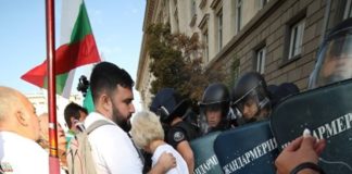 Протестиращи се опитаха да обърнат полицейски бусове край парламента