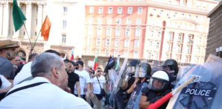 Един от най-шумните, които се вайкат до небето от полицейското насилие, биеше гаджето си за закуска и вечеря