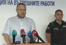 Главорези атакуваха полицаите с бомби, газ и камъни, опитаха се да обърнат полицейски бусове /видео/