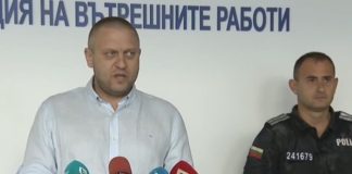 Главорези атакуваха полицаите с бомби, газ и камъни, опитаха се да обърнат полицейски бусове /видео/