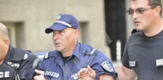 „Мирни протестиращи“ къртят павета с ключове, за да ги хвърлят по полицаите /видео/