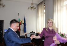 Данаил Кирилов връчи държавния печат на наследничката си Десислава Ахладова