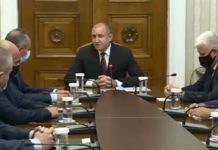 Радев обвини полицаите, че са се защитавали от бомбите и агресията. Ивайло Иванов: Не трябва да бъркате правото на протест с анархия