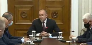 Радев обвини полицаите, че са се защитавали от бомбите и агресията. Ивайло Иванов: Не трябва да бъркате правото на протест с анархия