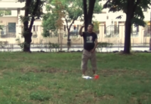 Психясал протестър с вдигнат като Радев юмрук се изпика на националния флаг /видео/