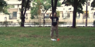 Психясал протестър с вдигнат като Радев юмрук се изпика на националния флаг /видео/