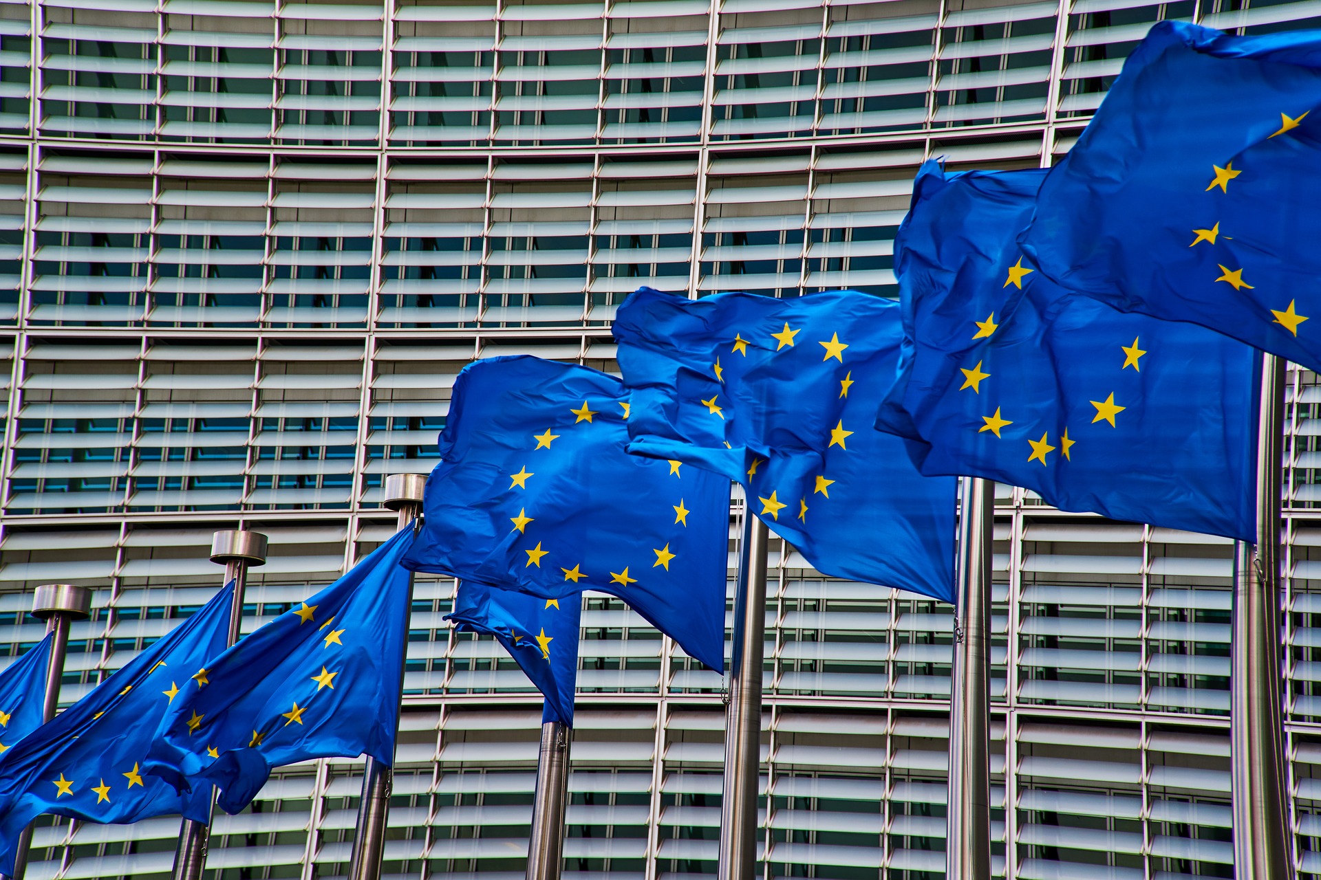 Европейската комисия заяви днес че решително осъжда бомбения атентат срещу