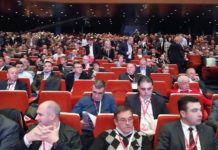 Слушат Интернационала, а в залата – пълно с милионери