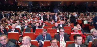 Слушат Интернационала, а в залата – пълно с милионери