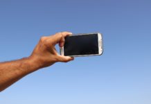 Опасно селфи: две момичета бяха свалени от товарен кран в Шумен