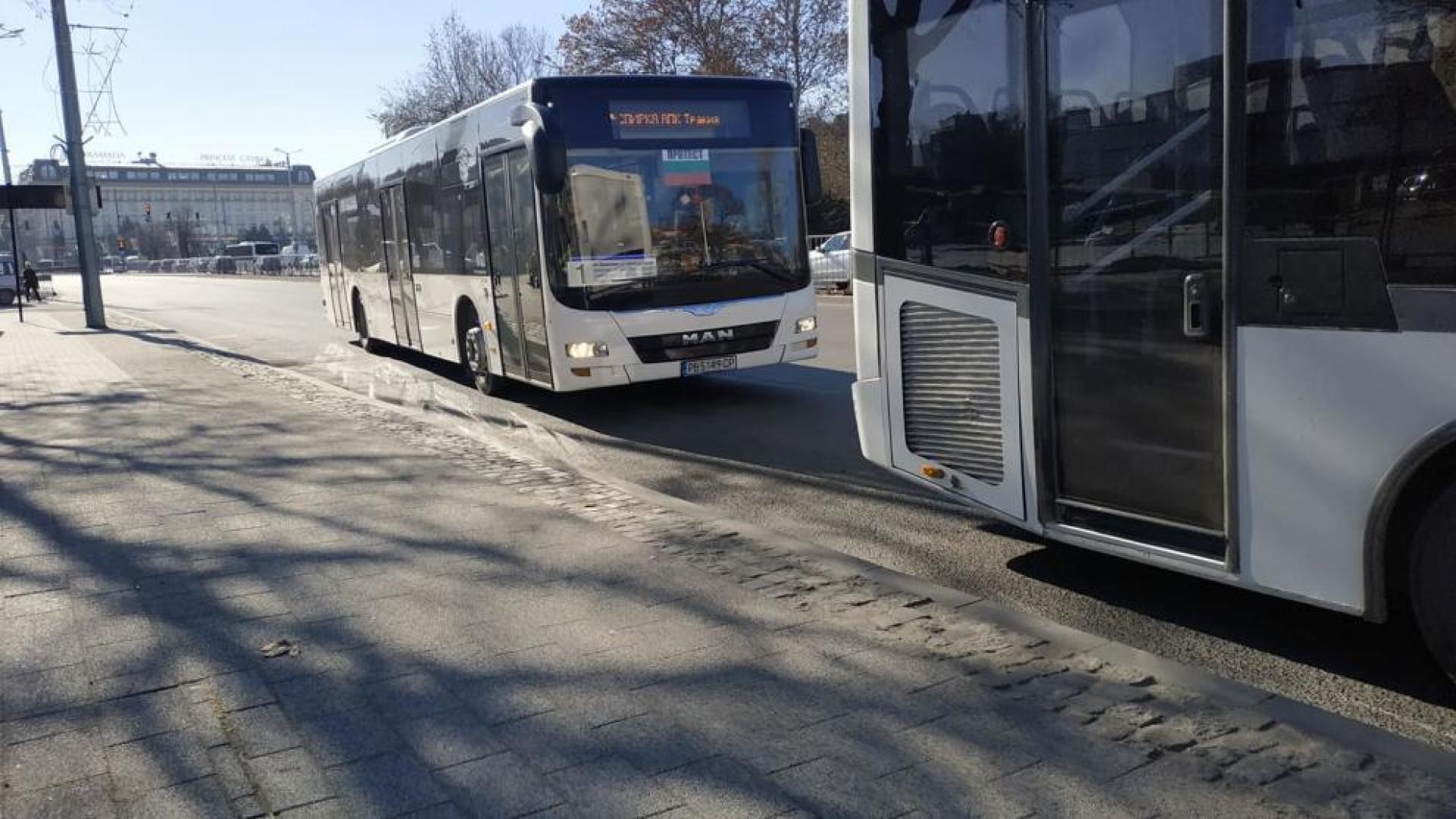Шофьор на автобус от градския транспорт в Пловдив и кондуктор