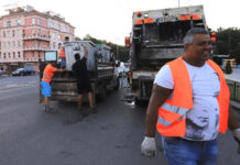 Извозиха 10 камиона с боклуци от протеста и блокадите