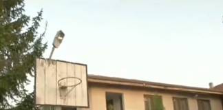 Ток от баскетболен кош удари дете по време на игра