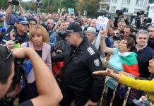 Мая Манолова копа дъното неуморно