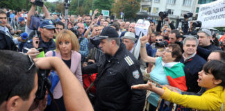 Първият протест от години без Манолова – уплаши ли се, или не я искат на площада!