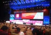 Нинова обещава власт пред празните столове на конгреса в НДК