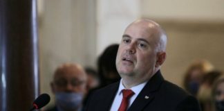 Протестър хвърли банкноти евро по Гешев в парламента, той се шегува